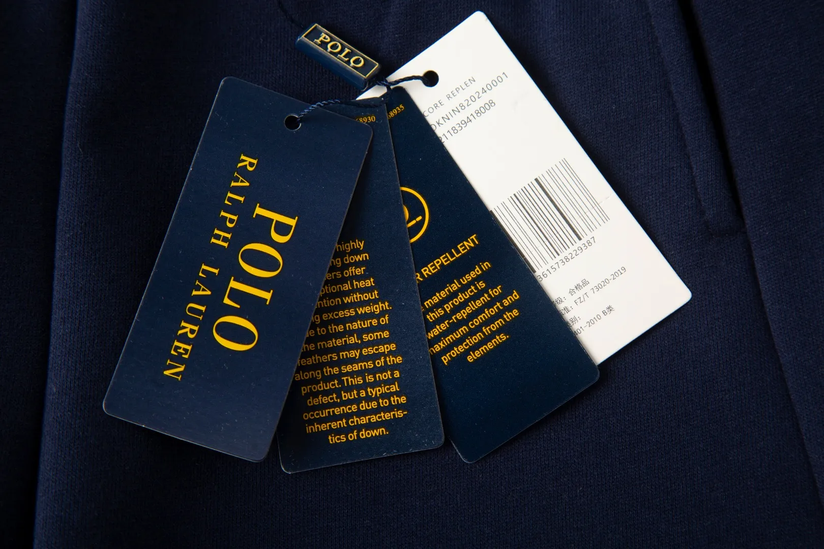 P230 White background picture [Fleet in winter] Style number: 25130# Color: black/navy blue/dark gray/light gray/white gray/beige/light khaki Size: S-XL - Ralph Lauren/Ralph Lauren 2025FW autumn and winter plus velvet contrasting waist design drawstring scimitar version lazy feeling loose couple sweatpants - brushed face velvet lining one piece for winter - custom dyed trouser cord hanging hardware The details are in place - loose fit, scimitar legs, loose upper body without looking too big - RL/lazy autumn and winter sweatpants, a pair of casual sweatpants that are very suitable for CleanFit. Loose fit scimitar fit trousers can be used as couple wear. It has a relaxed feel for daily wear. Contrasting color shakes to increase the overall sense of layering. The sense of drape is visible to the naked eye. The design of the trouser legs can be closed, which can also be very warm and versatile in winter.